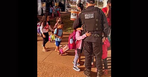 Crianças abraçam policial militar que monitora escola e cena viraliza; assista