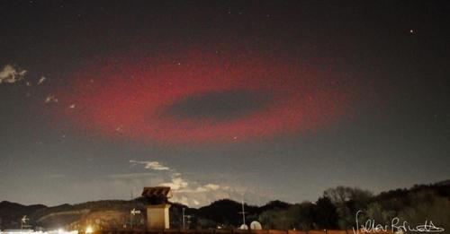 Estranho anel vermelho gigante pisca no céu da Itália; o que é?