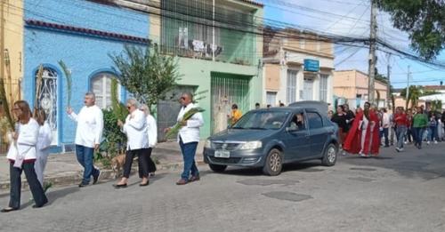 Padre vende igreja, ‘esquece’ de avisar fiéis e causa revolta