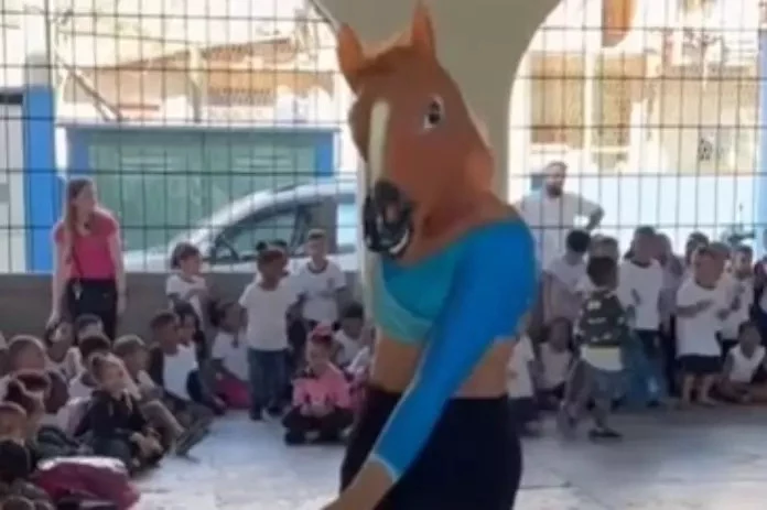 Grupo que apresentou “cavalo no cio” em escola recebeu dinheiro público