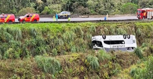 Mulher morre após ônibus capotar em rodovia no Paraná