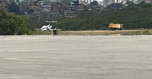 Pneu estoura, e avião sai da pista de aeroporto em MG