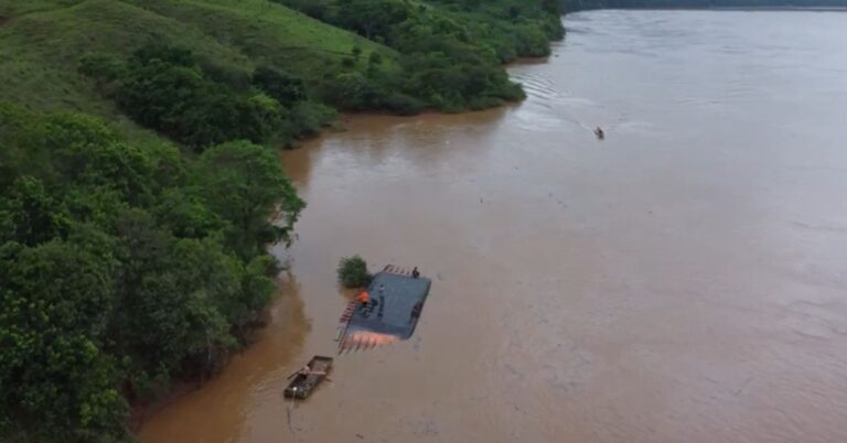 SC: Vídeo flagra balsa naufragando e pânico de tripulantes, bombeiros fazem busca