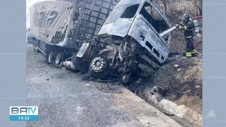 Cantor morre em batida entre carro e caminhão na BR-116