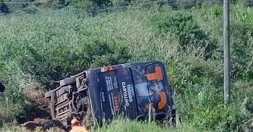 Ônibus de cantor sertanejo capota em Minas Gerais e deixa cinco feridos