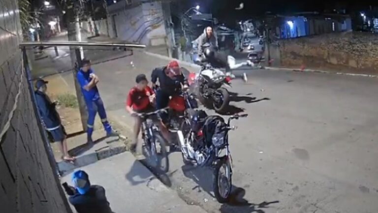 Colisão frontal chocante de motos no RJ viraliza nas redes, e desfecho trágico por trás do registro é revelado 