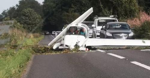 Avião de pequeno porte cai no meio da estrada e vítimas são socorridas; saiba mais