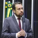 Léo Lins ganha ação contra Thaís Carla; não cabe recurso