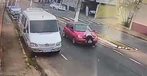 Vídeo: mulher se joga em frente de carro para simular acidente em MG