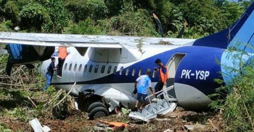 Avião ATR 42 termina no meio do mato em acidente durante a decolagem nesta segunda-feira