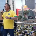  Multidão participa de ato pelo impeachment de Moraes