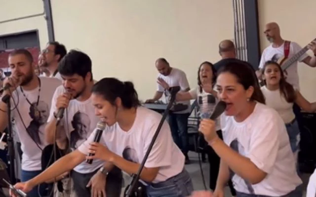 Zé Neto e Cristiano cantam gospel em evento católico