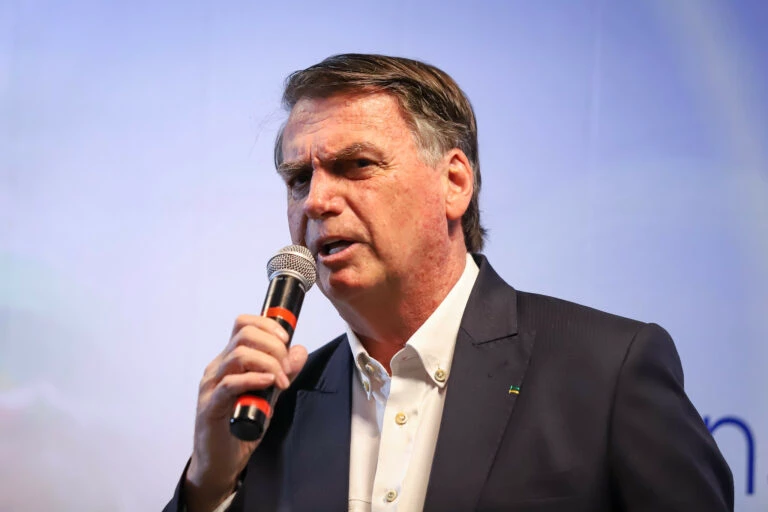 Juiz rejeita ação contra Bolsonaro no caso “pintou um clima”