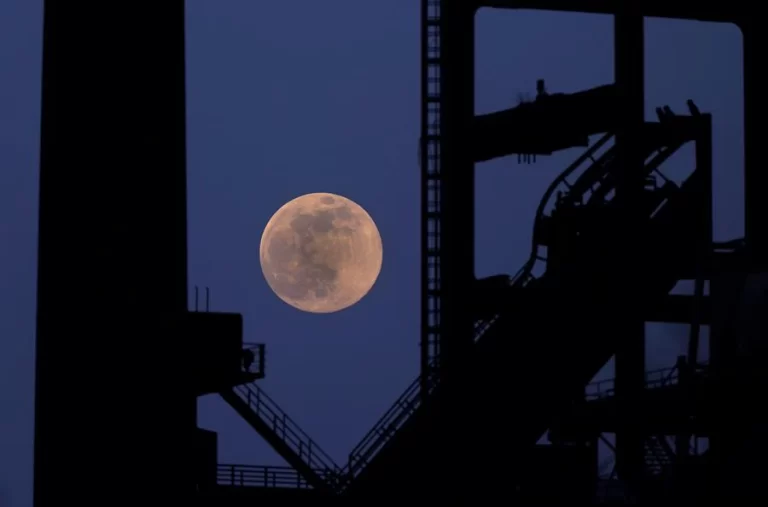 Última superlua do ano ilumina o céu nesta sexta-feira