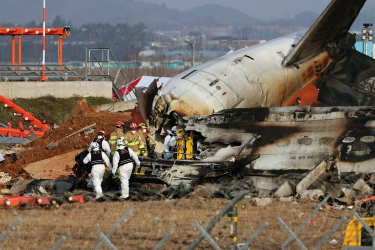 Avião sai da pista, bate em muro e explode; 177 pessoas morreram