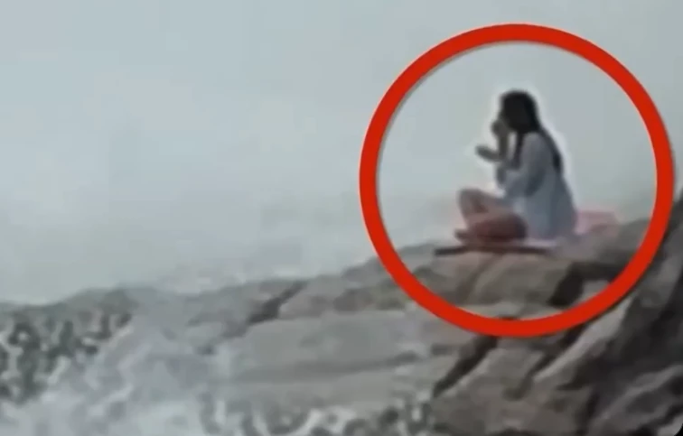 Vídeo mostra momento em que atriz é arrastada pelo mar enquanto fazia yoga