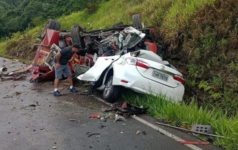 Acidente entre caminhão dos bombeiros e carro deixa 5 mortos no RS