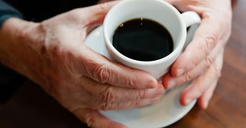 Beber café pode reduzir risco de câncer de cabeça e pescoço, sugere estudo 