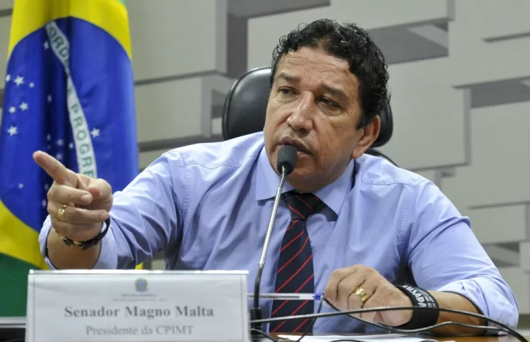 Senador Magno Malta propõe interromper nova regra do Pix