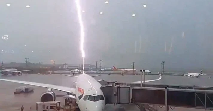 Vídeo mostra momento exato em que avião é atingido por raio em Guarulhos