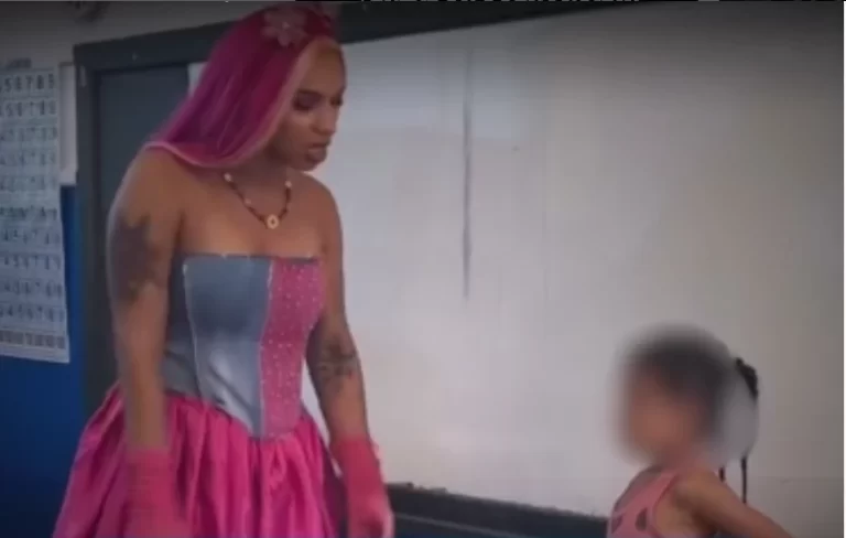 Professora trans dá aula vestida de princesa e gera polêmica